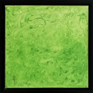 En person glider stille ud af billedet mod det urolige baggrund.