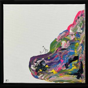 En person vandrer roligt gennem farverige bjerge med en giraf ved sin side.