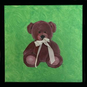 En lille person rækker armene op mod en blød bamse med sløjfe.