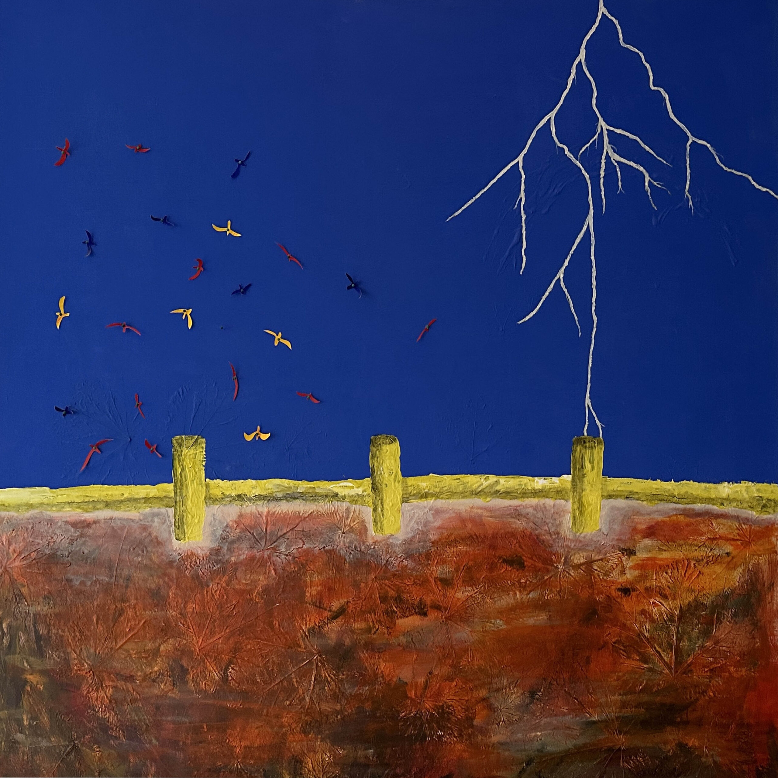 Maleri med blå himmel, rødbrun jord, hegn, lyn og farvestrålede måger - Anne Saugmann